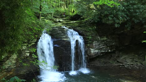 Un-Joven-Pesca-Sobre-Las-Cataratas-Seneca,-Una-Gran-Cascada-Ubicada-A-Lo-Largo-Del-Arroyo-Seneca,-Dentro-Del-área-Recreativa-Nacional-De-Spruce-Knob-seneca-Rocks-En-Virginia-Occidental