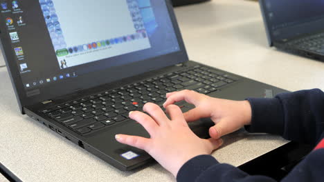 Estudiante-Usando-Un-Trackpad-De-Computadoras-Portátiles-En-Clase,-Cerrar