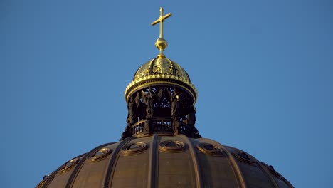 Cerca-De-La-Cúpula-Reconstruida-Del-Palacio-De-Berlín-Con-Crucifijo-Dorado