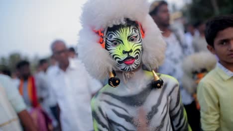 Muchacho-Adolescente-En-Lepord-Pintura-Y-Costum-Cara-Cerca