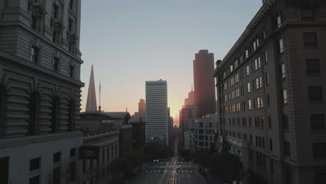 Toma-Aérea-Ascendente-De-Una-Ciudad-Al-Amanecer-O-Al-Atardecer