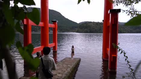 Empuje-A-Cámara-Lenta-Entre-Los-árboles-En-El-Santuario-De-Hakone-Con-Una-Chica-Feliz-Posando