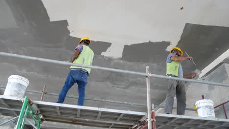 Bauarbeiter-Führen-Auf-Der-Baustelle-Deckenuntersichtsspachtelarbeiten-Durch