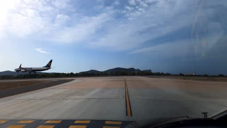 POV-Aufnahme-Aus-Dem-Flugzeug,-Pilot-Wartet-Auf-Freigabe-Während-Ryanair-Flugzeuge-Auf-Der-Landebahn-Landen