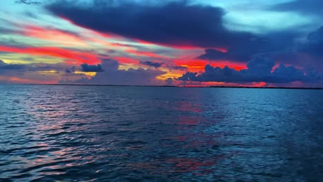 Die-Kamera-Schwenkt-Vom-Atemberaubenden-Meer-Auf-Dem-Boot-Und-Zeigt-Einen-Unglaublichen-Rosa-orange-blauen-Sonnenuntergang-Auf-Den-Florida-Keys