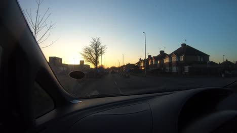 Punto-De-Vista-Del-Pasajero-Dentro-Del-Automóvil-De-La-Cálida-Puesta-De-Sol-Amarillo-Anaranjado-En-Victoria-Road,-Ruislip