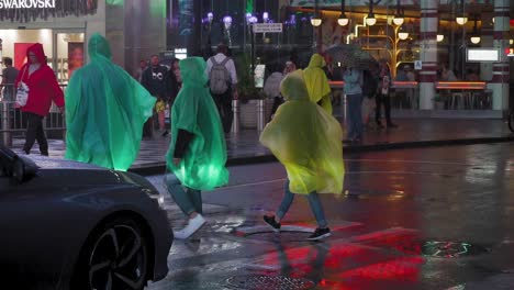 Regnerische-Nacht-Am-Times-Square,-Manhattan,-New-York