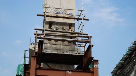 Bauarbeiter-Installieren-Das-Vorspannkabel-Und-Die-Spannglieder-In-Der-Höhe-Auf-Der-Baustelle