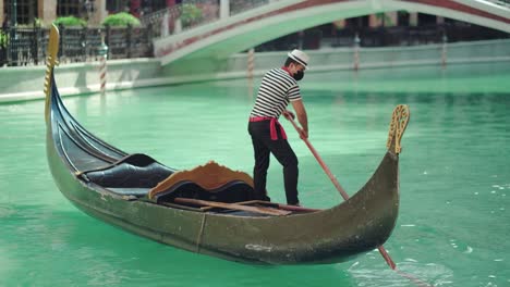 Gondolier-Ride-And-Stands-At-The-Gondola-With-No-Passenger-At-The-Venice-Grand-Canal-Mall-During-The-Coronavirus-Pandemic-In-Mckinley-Hill,-Taguig,-Metro-Manila,-Philippines