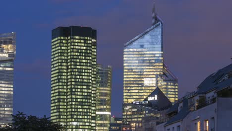 Heiliger-Gral-Zeitraffer-Von-Wolkenkratzern-In-La-Défense-In-Der-Nähe-Von-Paris-In-Puteaux-Während-Des-Sonnenuntergangs