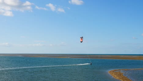 Turistas-Y-Residentes-Disfrutan-De-La-Pesca-Y-El-Embarque-De-Kitesulf-En-El-Muelle-De-Urangan,-Hervey-Bay-Qld,-Australia