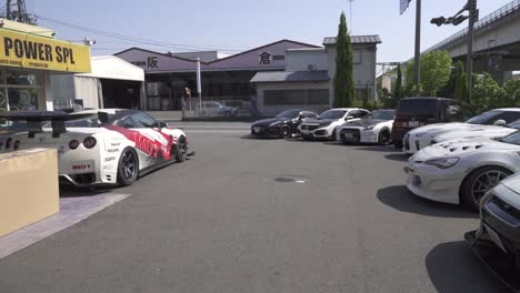 Toma-Panorámica-Que-Revela-Un-Grupo-De-Phoenix-Power-Spl-Nissan-Gtrs