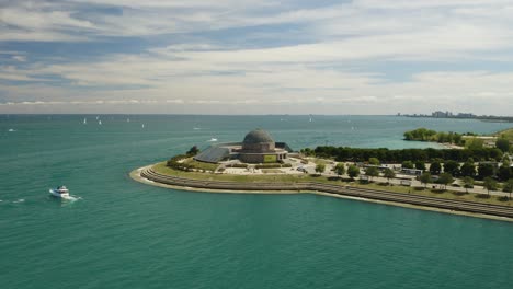 Vista-Aérea-Del-Planetario-Adler-En-Una-Tarde-De-Verano-En-Chicago,-Illinois