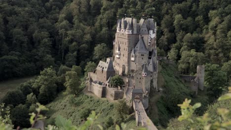 Castillo-De-Cuento-De-Hadas-De-Burg-Eltz-En-El-Bosque,-Toma-Estática-De-La-Principal-Atracción-Turística-Alemana