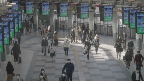 Trabajadores-Con-Máscaras-En-La-Estación-Shinagawa-En-Tokio-En-Una-Mañana-Animada---ángulo-Alto,-En-Tiempo-Real