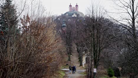 Sendero-Para-Caminar-Cerca-De-La-Iglesia-En-La-Ciudad-De-Banska-Stiavnica,-Eslovaquia