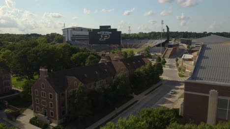 Drone-Vuela-Sobre-Los-Edificios-De-La-Universidad-De-Purdue