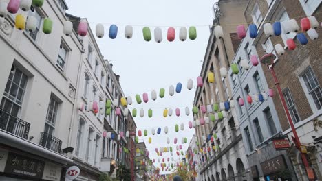 Bunte-Laternen-Hängen-An-Einem-Grauen,-Regnerischen-Tag-über-London-Chinatown