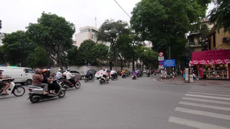 Belebte-Kreuzung-Entlang-Der-Straßen-Von-Hanoi