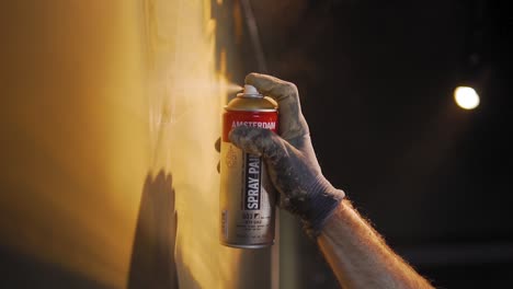 Cámara-Lenta:-El-Hombre-Está-Dibujando-Y-Pintando-Con-Pintura-En-Aerosol-Y-Divirtiéndose