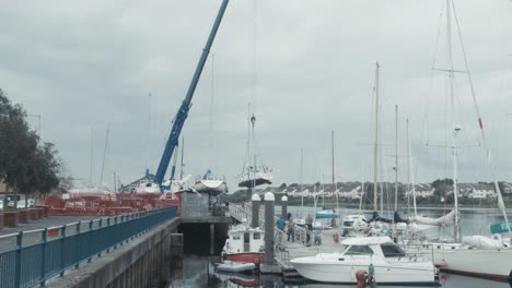 Tragbarer-Teleskopkran,-Der-Ein-Segelboot-Heraushebt,-Heranzoomen