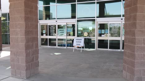 La-Biblioteca-Regional-Del-Sureste-En-Gilbert-Arizona-Se-Cierra-Durante-La-Pandemia-De-Covid-19