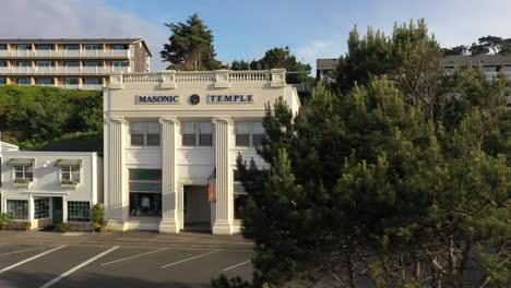 Facade-Of-Iconic-Masonic-Temple-Building-In-Bandon,-Oregon-Against-Sunlight---slider-left,-reveal