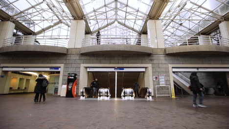 Große-Menschenmenge-Verlässt-Eine-U-Bahn-Station-In-Der-Innenstadt