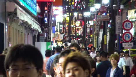 Una-Vista-De-La-Calle-Takeshita-Con-Multitud-Por-La-Noche