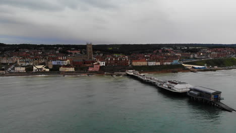 Luftaufnahmen-Der-Küstenstadt-Cromer-Vom-Meer-Aus