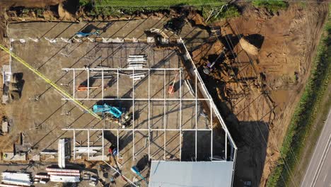 Vista-De-Pájaro-Del-Sitio-De-Construcción.-Excavadora-Trabajando