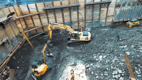 Leitartikel,-4K-Bagger,-Bulldozer,-Schwere-Geräte-Und-Maschinen-Im-Einsatz,-Arbeiten-Auf-Einer-Baustelle