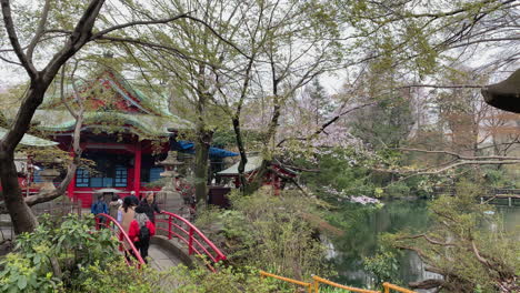 Menschen-überqueren-Eine-Brücke-Zum-Inokashira-Benzaiten-Schrein-Vor-Einem-See