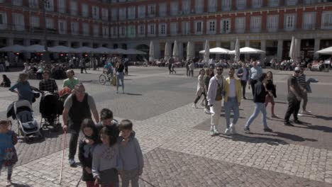 Riesiger-Seifenblasenhersteller-Mit-Touristen-Auf-Dem-Plaza-Mayor