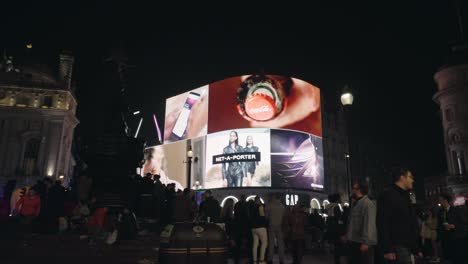 Die-Eros-Statue-Und-Die-Lichter-Im-Piccadilly-Circus-Bei-Nacht