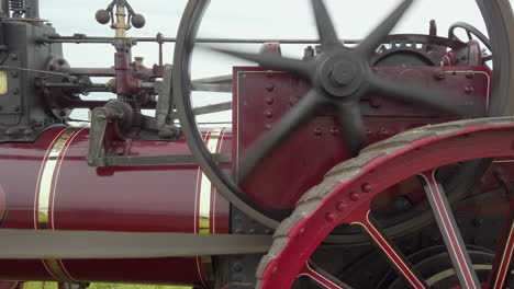 Primer-Plano-Del-Lado-De-Un-Motor-De-Tracción-Vintage-Rojo-En-Funcionamiento