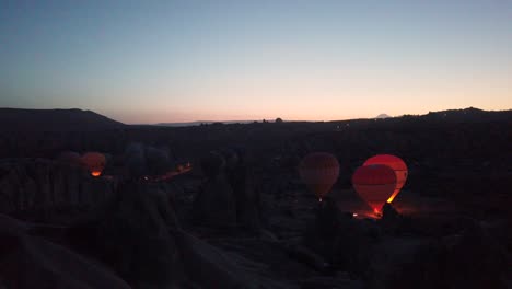 Coloridos-Globos-Aerostáticos-Se-Preparan-Para-Despegar-Al-Amanecer-En-Capadocia,-Turquía