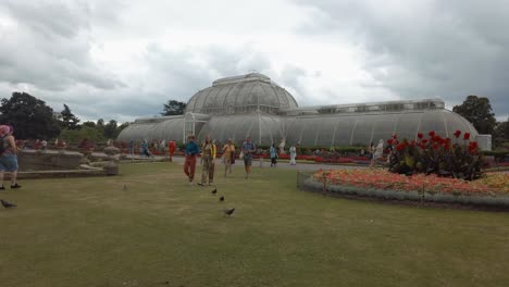 Wide-shot-of-the-Temperate-House-at-Kew-Gardens,-London