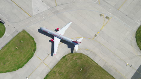 Imágenes-Aéreas-De-Un-Avión-Jet2-Que-Llega-Y-Se-Dirige-A-Su-Puerta-De-Llegadas