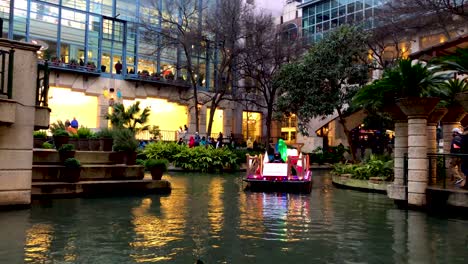 Die-Laternenparade-Wirft-Einen-Wunderschönen-Schein-Von-Den-Booten-Auf-Dem-San-Antonio-Riverwalk