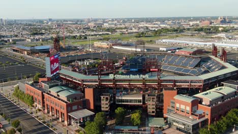 Vista-Aérea-De-Giro-Del-Parque-Del-Banco-De-Ciudadanos,-Hogar-De-Los-Philadelphia-Phillies-Con-Vista-Al-Horizonte-De-La-Ciudad