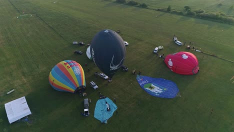 Los-Primeros-Globos-Se-Elevan,-Punto-De-Vista-Aéreo