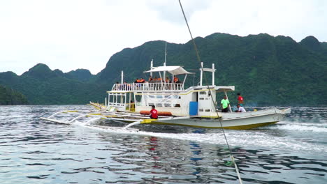 Siguiendo-Un-Barco-De-Pasajeros-En-Movimiento-En-Coron-Palawan