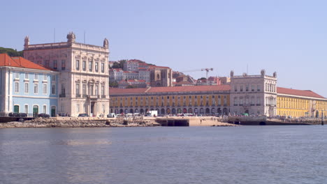 Handelsplatz-Mit-Dem-Boot-Erschossen.-Blick-Vom-Fluss