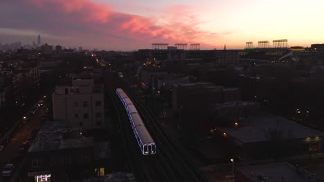 El-Tren-De-Vacaciones-De-La-Autoridad-De-Tránsito-De-Chicago-4k-Pasa-Por-El-Campo-Wrigley