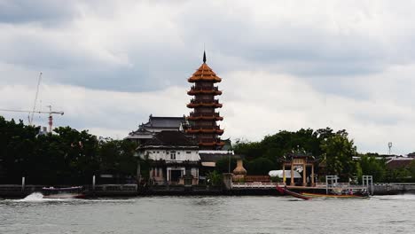 El-Templo-Y-Pagoda-Che-Chin-Khor-En-El-Río-Chaophraya-Es-Famoso-Entre-Los-Devotos-Y-Entre-Los-Dibujantes,-Fotógrafos-Y-Turistas-De-Todo-El-Mundo