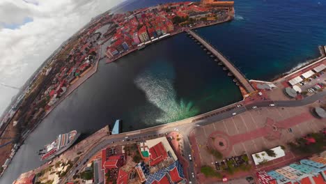 Un-Globo-Terráqueo-De-360-Grados-De-Willemstad,-Frente-Al-Mar-De-Curacao-Con-El-Puente-Queen-Emma-En-La-Bahía-De-St-Anna