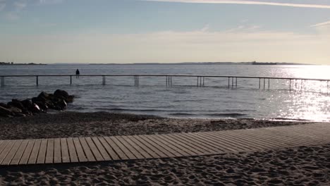 Unendliche-Brücke-In-Aarhus,-Dänemark,-Ein-Früher-Morgen-Bei-Sonnenaufgang