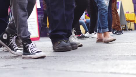 Gente-Caminando-En-La-Calle