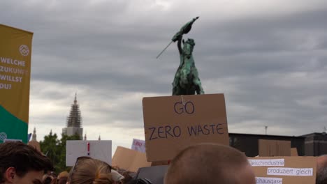 El-Cartel-De-&quot;ir-A-Cero-Desperdicio&quot;-Se-Mantiene-En-Alto-Durante-Los-Viernes-Para-Futuras-Protestas-Por-El-Cambio-Climático-En-Viena,-Austria,-A-Cámara-Lenta